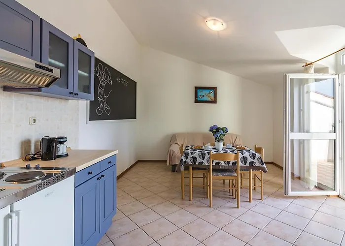 1 Bedroom In דירה *